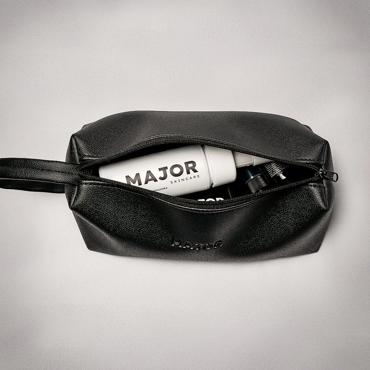 Necessaire preta Major aberta exibindo frascos de skincare masculino da marca, prática para viagens e cuidados diários.
