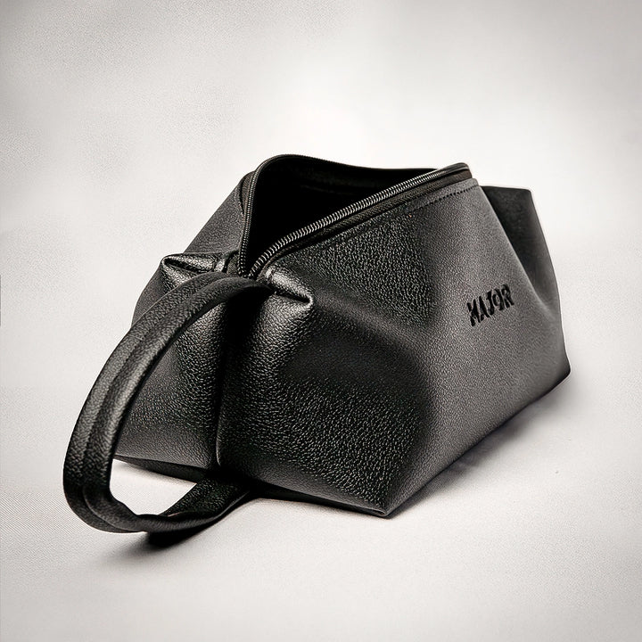 Necessaire masculina Major com acabamento sofisticado e alça lateral, perfeita para armazenar itens de higiene e barba.