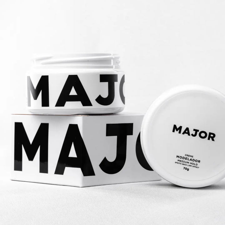 Embalagem minimalista da pomada efeito matte Major, destacando design clean e fórmula profissional.