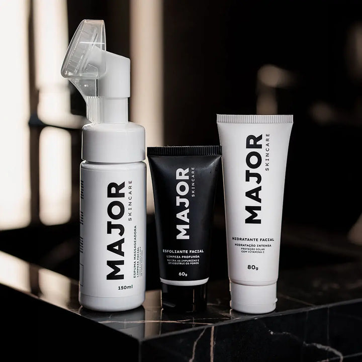 Produtos de skincare Major em bancada – espuma facial, hidratante e esfoliante.