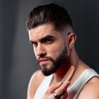 Homem com penteado estiloso usando pomada Major efeito úmido brilho molhado