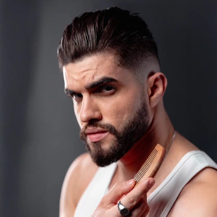 Homem com penteado estiloso usando pomada Major efeito úmido brilho molhado