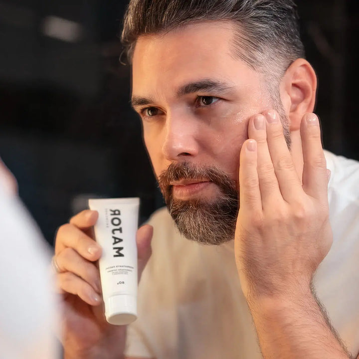 Homem aplicando hidratante facial Major com protetor solar e vitamina C