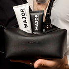 Necessaire Major com esfoliante, sabonete facial e sérum, mostrando o kit completo de cuidados para pele masculina.