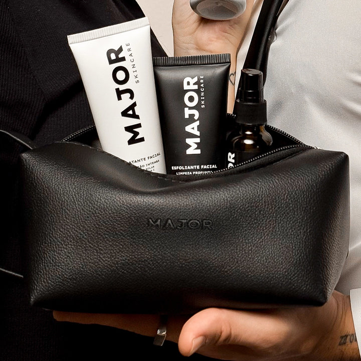 Necessaire Major com esfoliante, sabonete facial e sérum, mostrando o kit completo de cuidados para pele masculina.