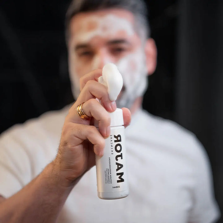 Homem aplicando espuma de limpeza facial Major com escova massageadora — sabonete facial masculino para limpeza profunda e controle da oleosidade
