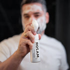 Homem segurando sabonete de limpeza facial masculino MAJOR