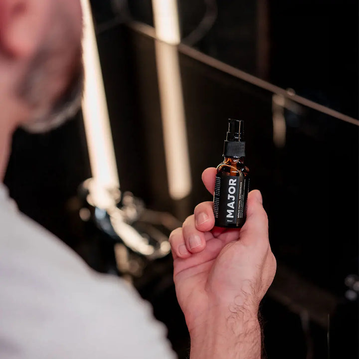 Homem segurando sérum antissinais Major Skincare – tratamento facial para rugas, linhas finas e rejuvenescimento