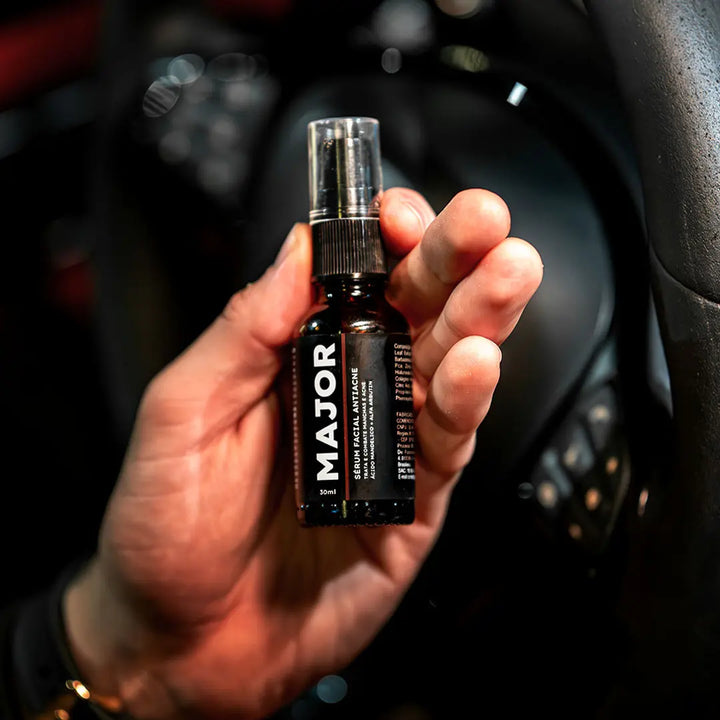 Frasco de sérum antiacne Major, âmbar com rótulo preto e válvula pump, posicionado em fundo branco.