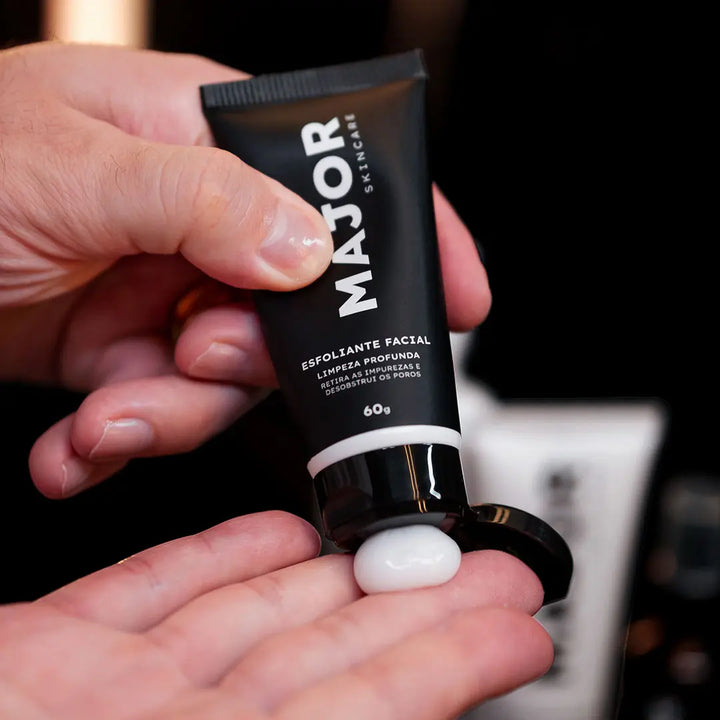 Homem aplicando esfoliante facial Major Skincare na mão, textura em creme branco.