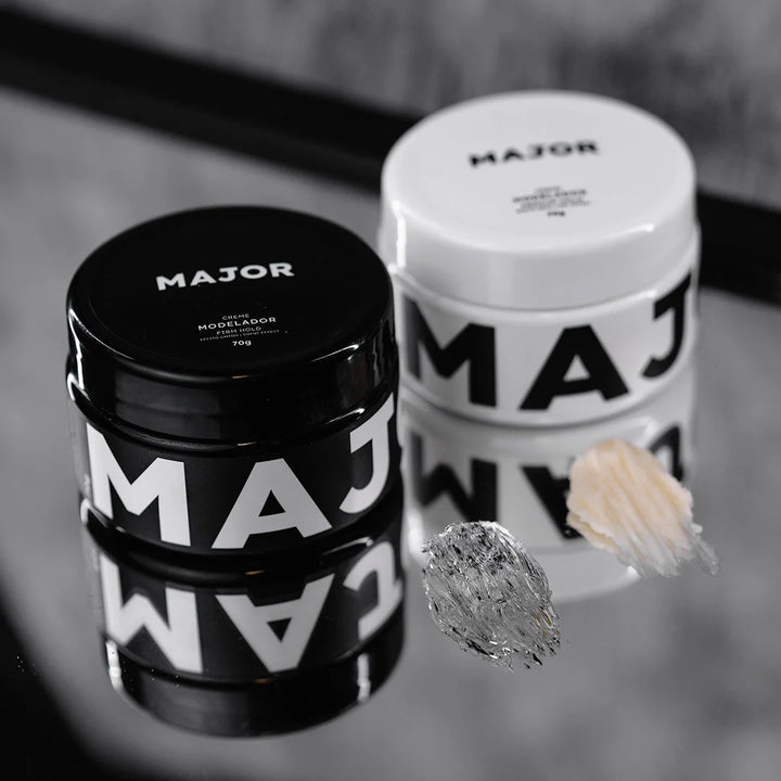 Pomadas modeladoras Major para cabelo masculino, texturas efeito úmido e efeito seco, ideais para fixação e finalização profissional.
