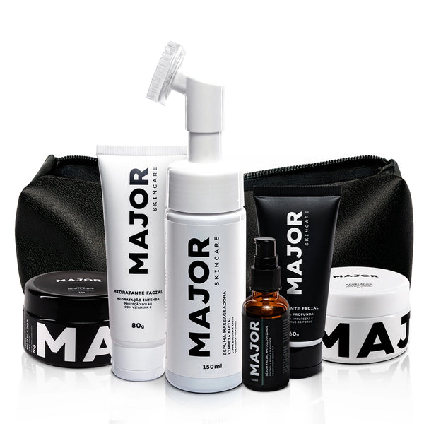 Kit skincare masculino Major com necessaire preta, incluindo hidratante, espuma massageadora, sérum e esfoliante facial para cuidados completos da pele.