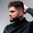 Homem com cabelo estilizado utilizando pomada efeito matte Major, mostrando acabamento natural e sofisticado.