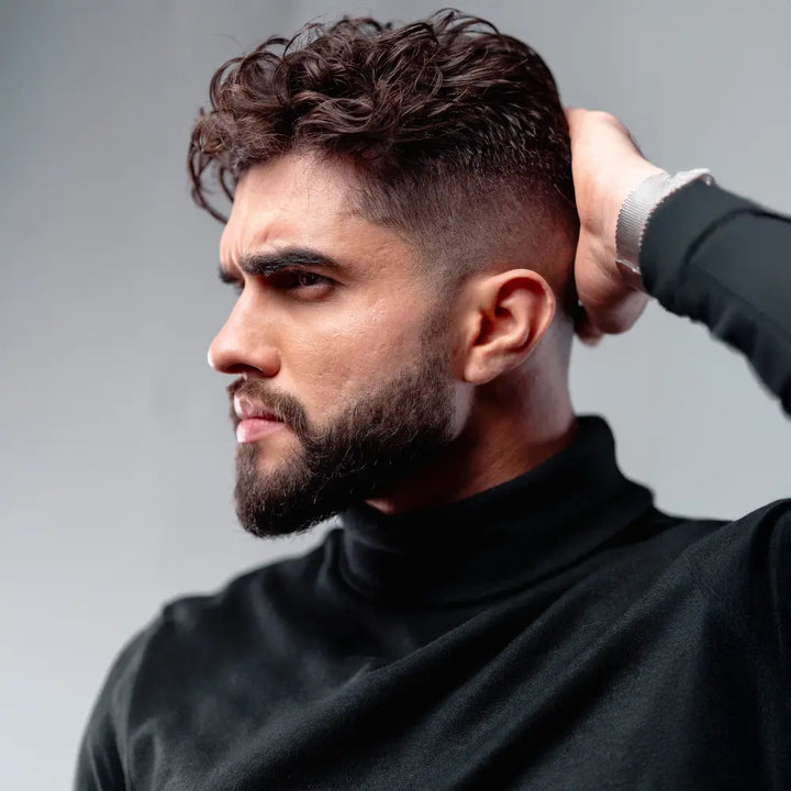 Homem com cabelo estilizado utilizando pomada efeito matte Major, mostrando acabamento natural e sofisticado.