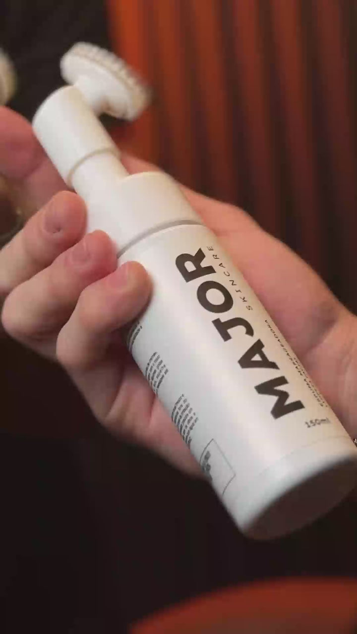 espuma facial Major com escova massageadora em uso para limpeza profunda da pele.
