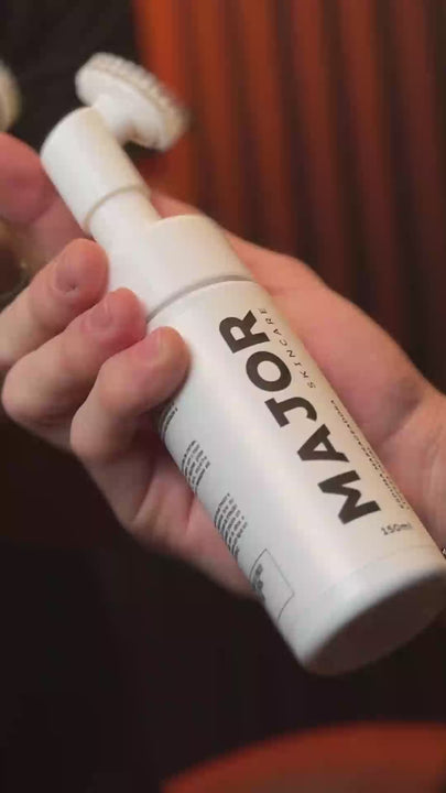 espuma facial Major com escova massageadora em uso para limpeza profunda da pele.