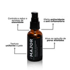 Frasco do Sérum Major Controle da Oleosidade e Poros ao centro, com textos destacando benefícios: controla oleosidade, efeito antioxidante, reduz poros dilatados e textura uniforme da pele