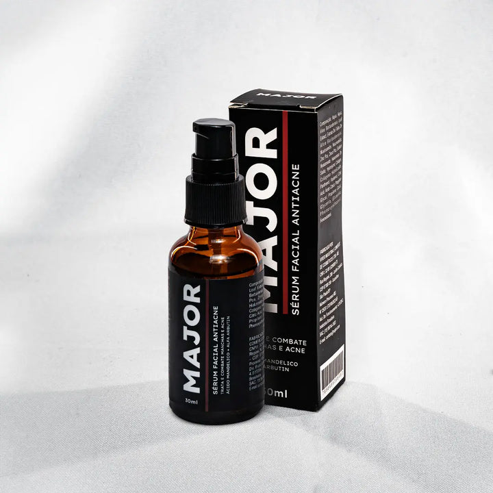 Frasco de sérum Major em fundo branco, com textos destacando benefícios como ação anti-inflamatória, redução da vermelhidão e prevenção da acne.