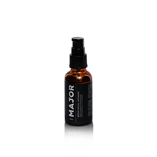 Frasco de sérum antiacne Major, com rótulo preto e válvula pump, posicionado em fundo branco.