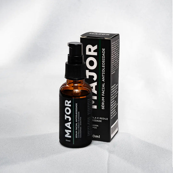Frasco de 30ml do Sérum Major Controle da Oleosidade e Poros ao lado da embalagem, fundo claro elegante.