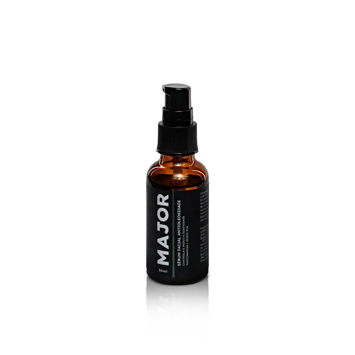 Frasco âmbar do Sérum Facial Major Controle da Oleosidade e Poros, 30ml, fundo branco minimalista