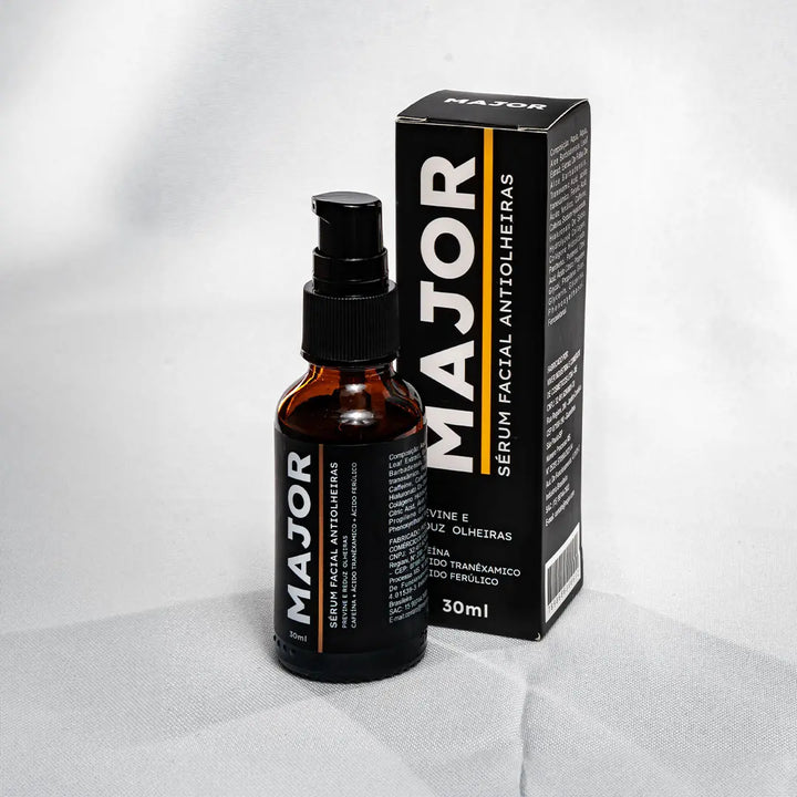 Sérum facial anti-olheiras Major Skincare frasco 30ml acompanhado de caixa preta com detalhes do produto