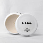 Pote da pomada Major aberto, revelando textura ideal para modelagem capilar com acabamento matte profissional.