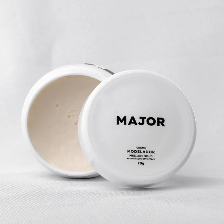 Pote da pomada Major aberto, revelando textura ideal para modelagem capilar com acabamento matte profissional.